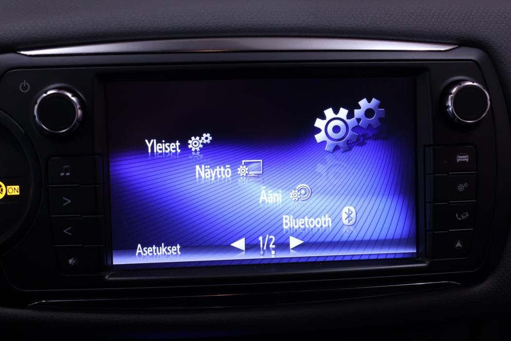 TOYOTA Yaris 2015
