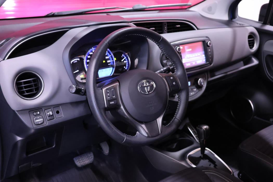 TOYOTA Yaris 2015