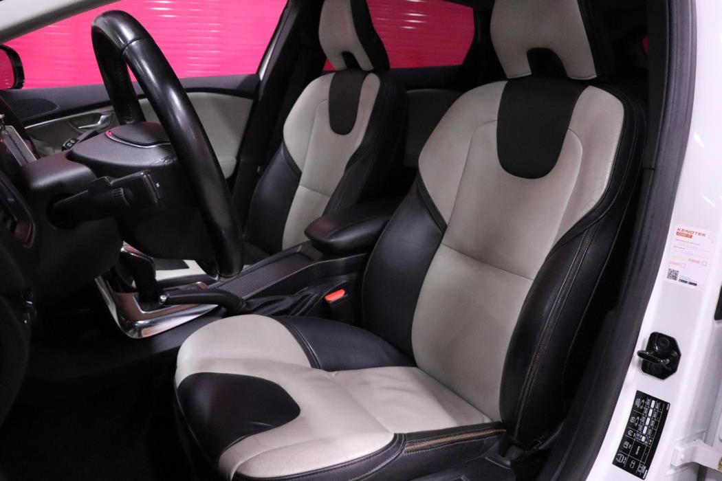 VOLVO V40 Cross Country 2013