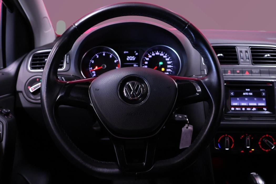 VOLKSWAGEN Polo 2015