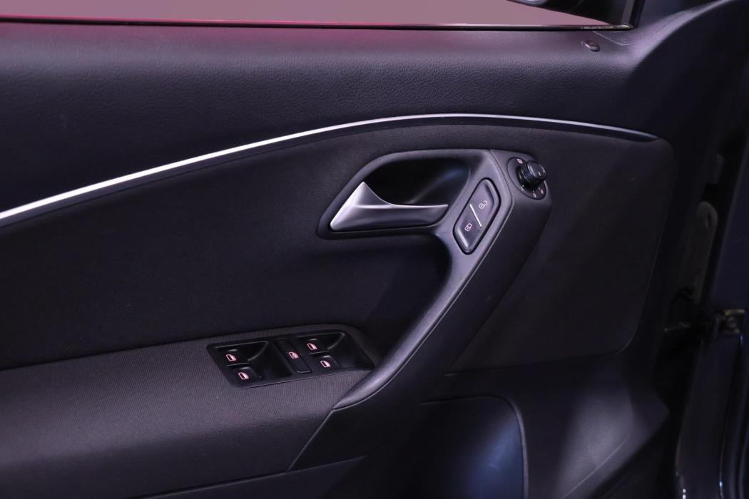 VOLKSWAGEN Polo 2015