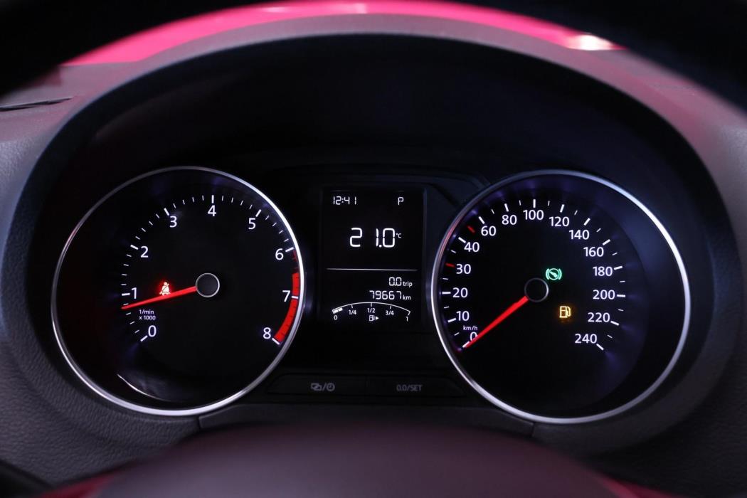 VOLKSWAGEN Polo 2015