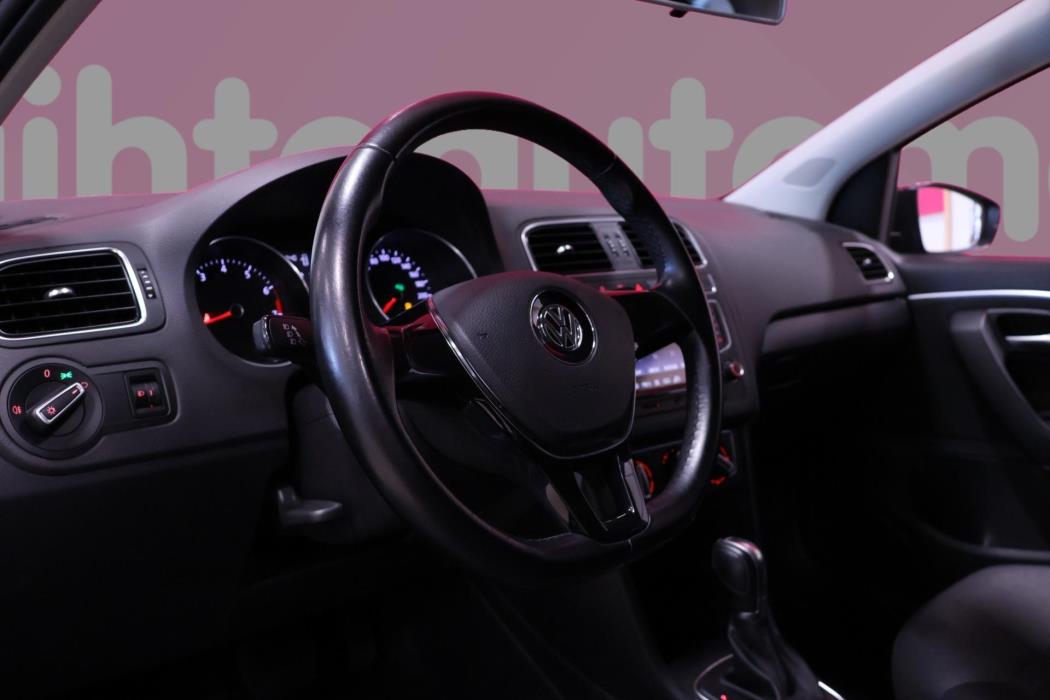 VOLKSWAGEN Polo 2015