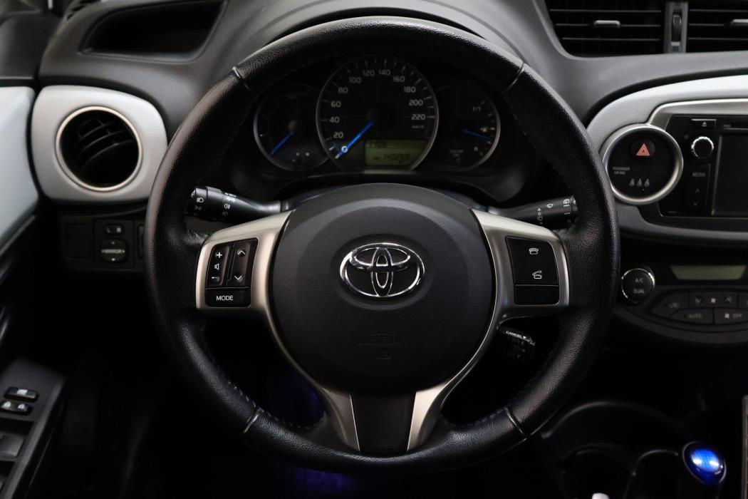 TOYOTA Yaris 2013