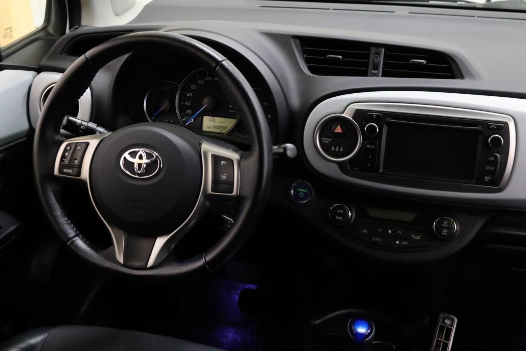 TOYOTA Yaris 2013