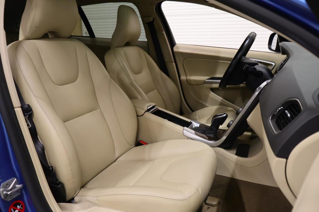VOLVO V60 2015