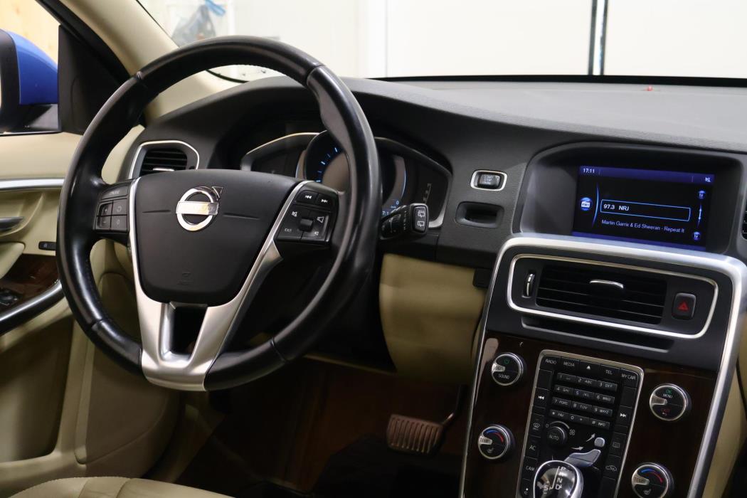 VOLVO V60 2015