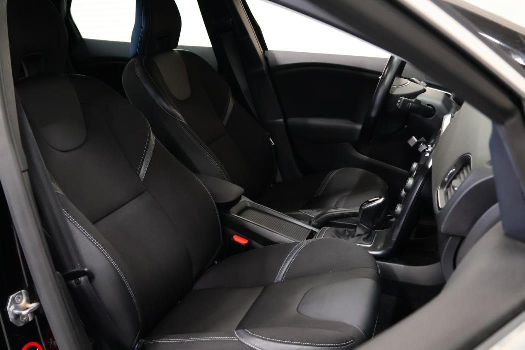 VOLVO V40 2015