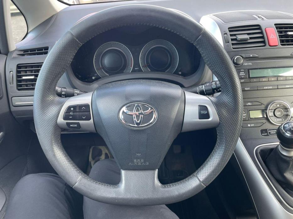 TOYOTA Auris 2011