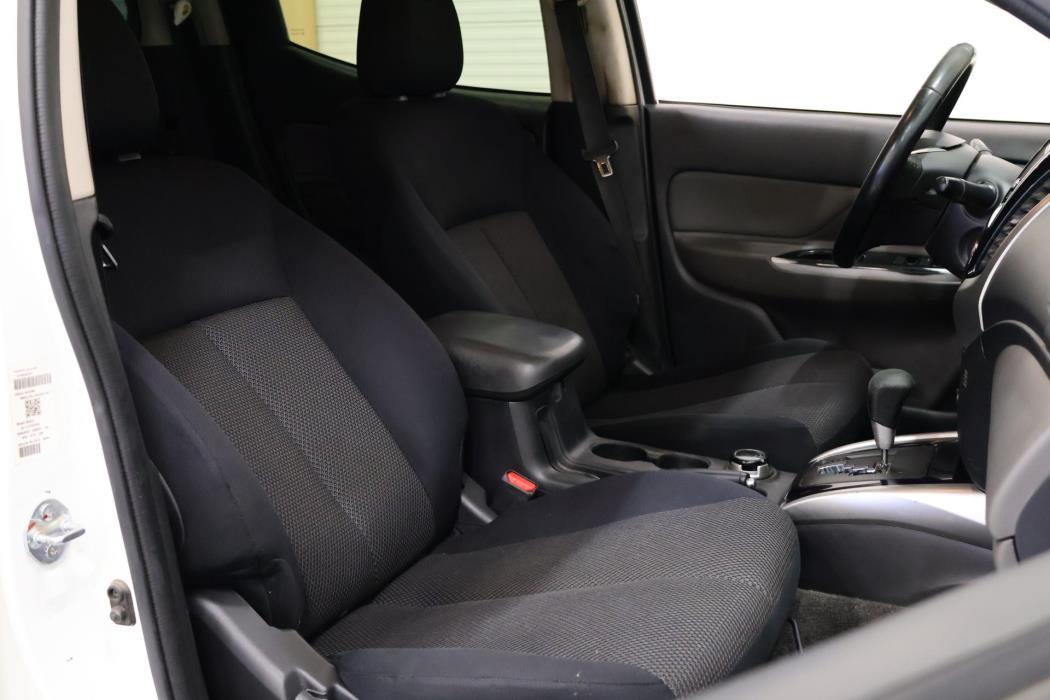 MITSUBISHI L200 2016