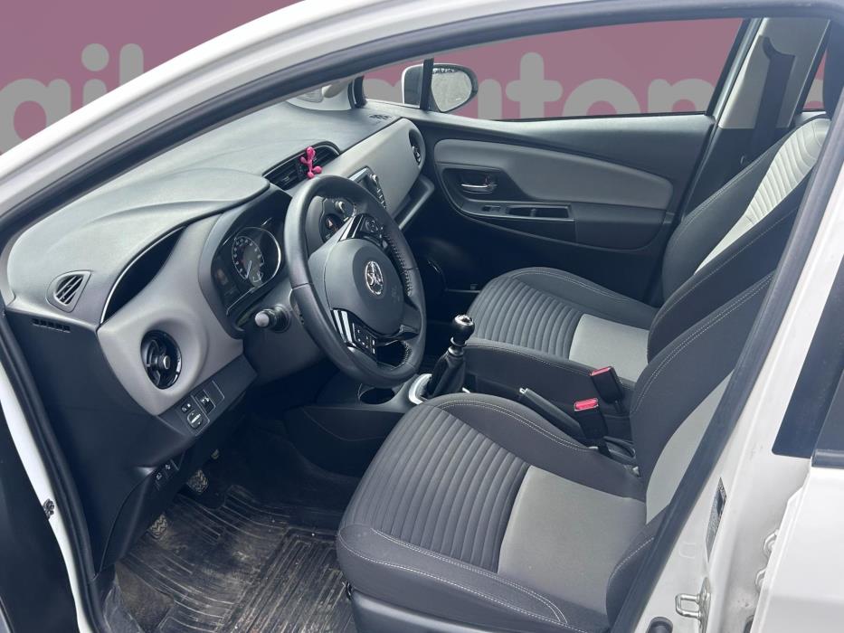 TOYOTA Yaris 2017