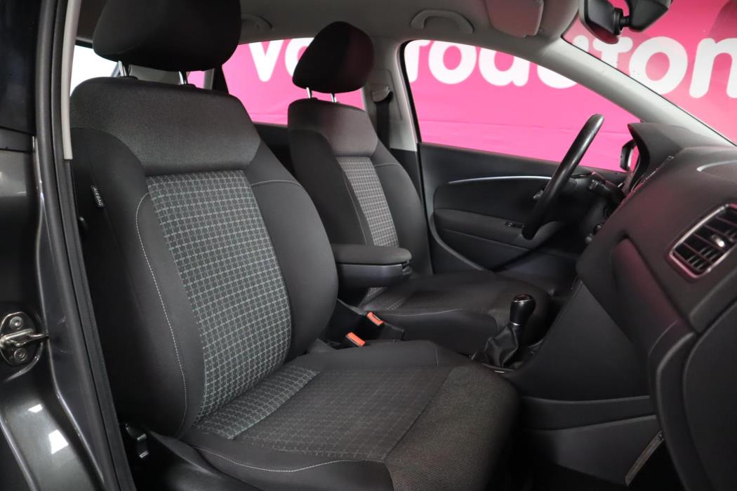 VOLKSWAGEN Polo 2016