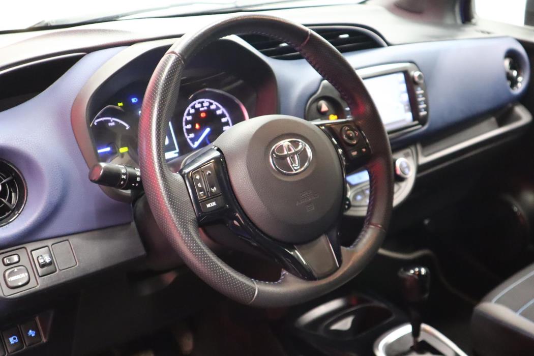 TOYOTA Yaris 2017