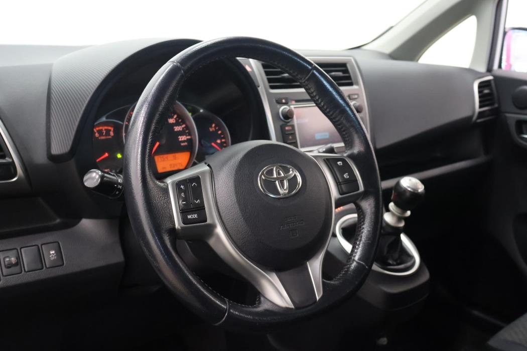 TOYOTA Verso-S 2011