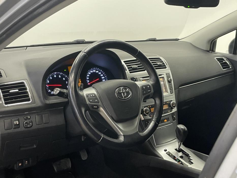 TOYOTA Avensis 2012