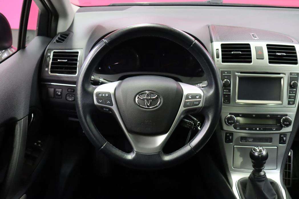 TOYOTA Avensis 2013