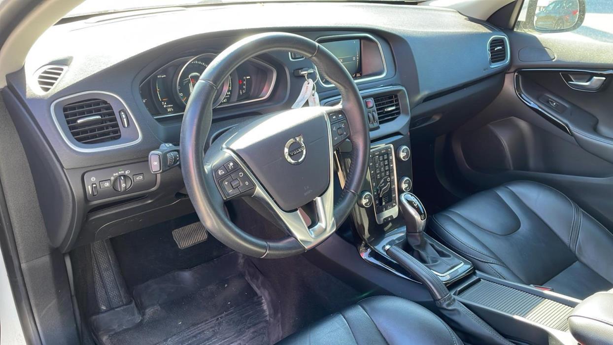 VOLVO V40 2019