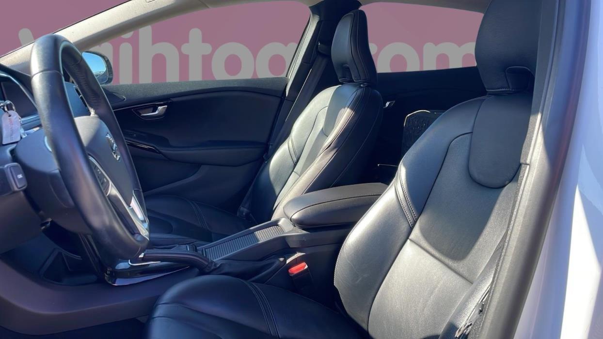 VOLVO V40 2019