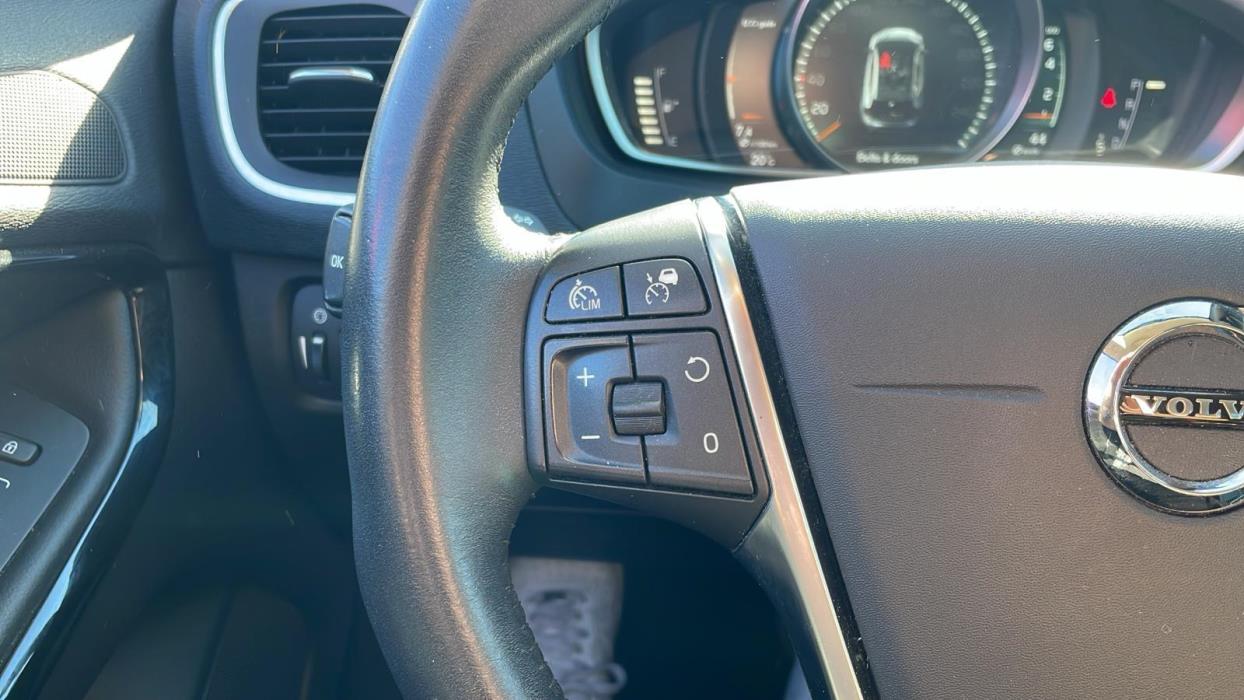 VOLVO V40 2019