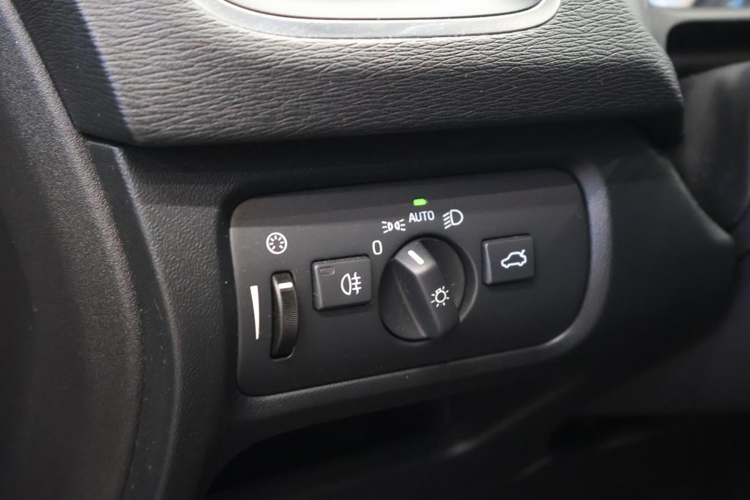 VOLVO V40 2016