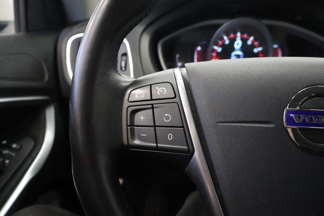 VOLVO V40 2016