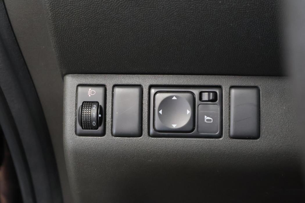 NISSAN Navara 2012