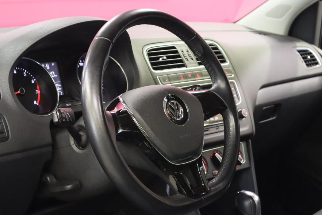 VOLKSWAGEN Polo 2015