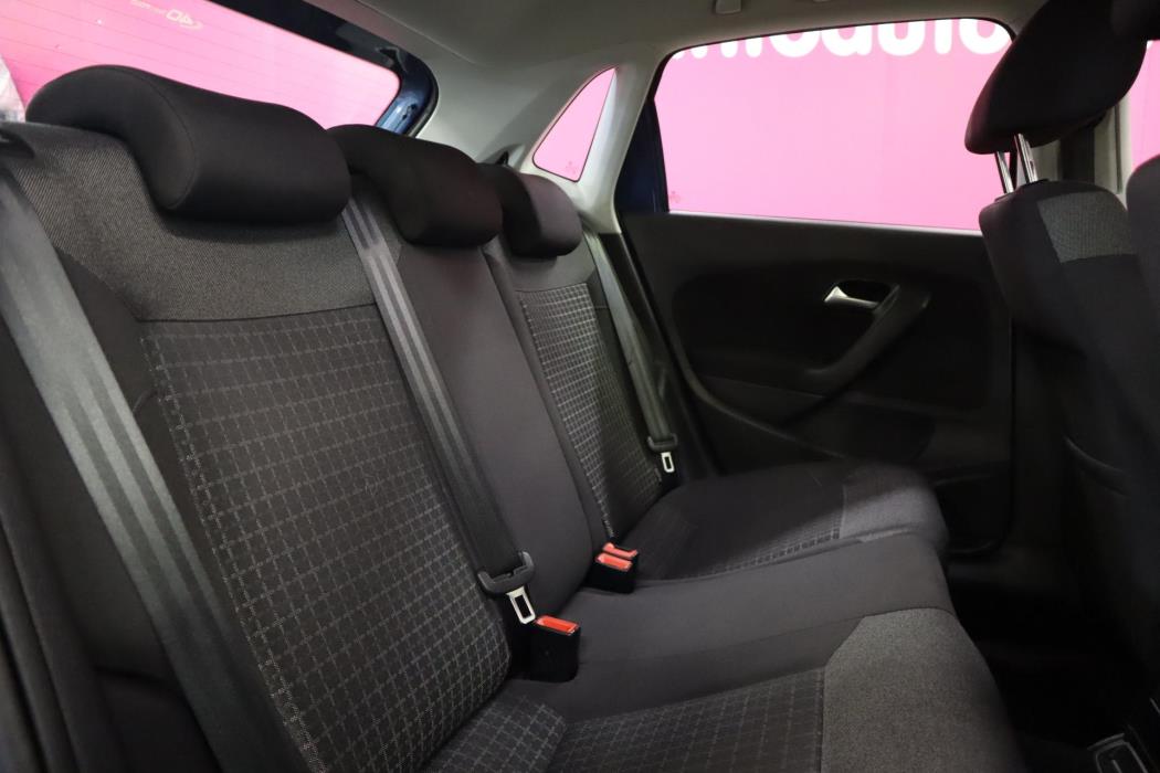 VOLKSWAGEN Polo 2015