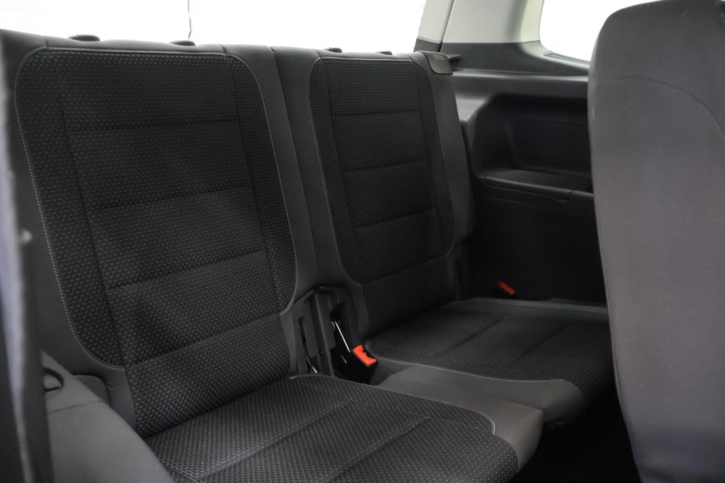VOLKSWAGEN Touran 2012