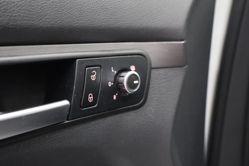VOLKSWAGEN Touran 2012