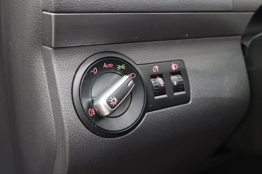VOLKSWAGEN Touran 2012