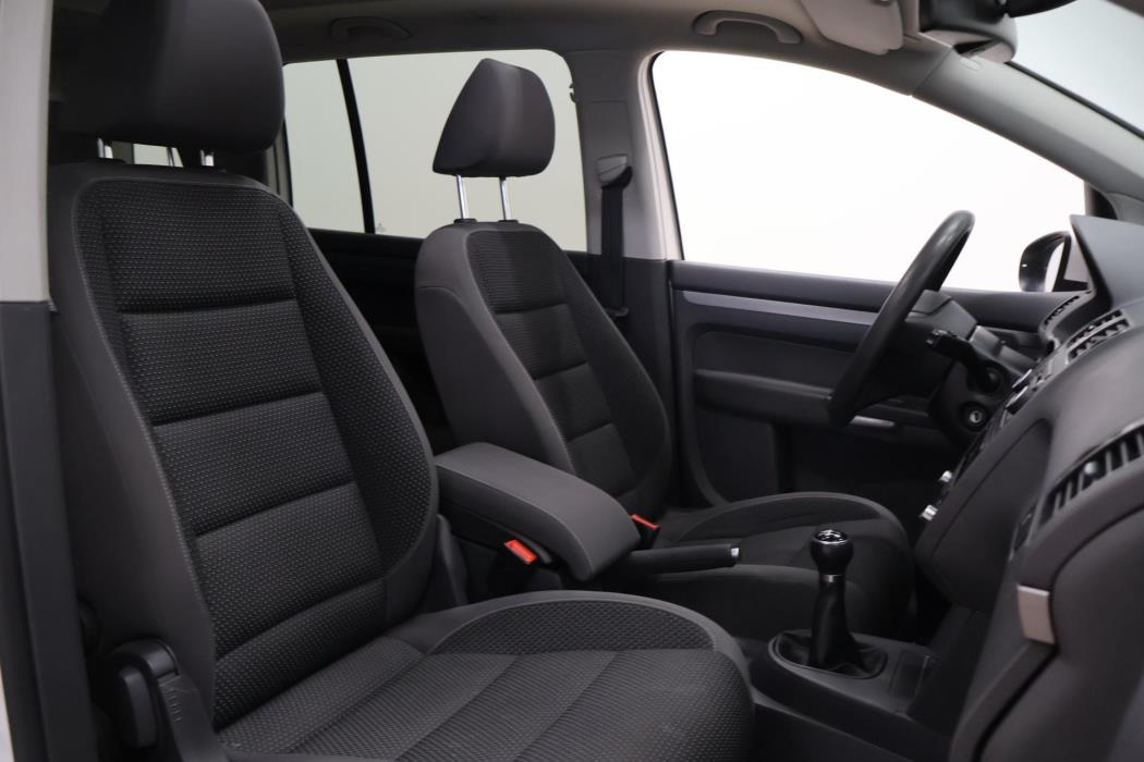 VOLKSWAGEN Touran 2012