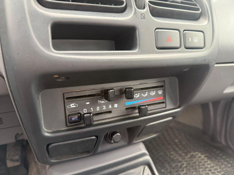 NISSAN King Cab 2005