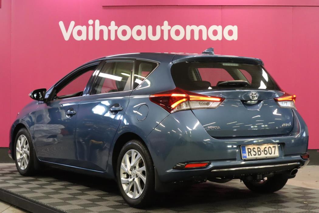 TOYOTA Auris 2015