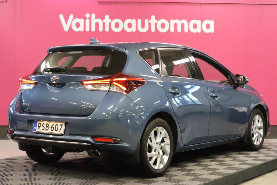 TOYOTA Auris 2015