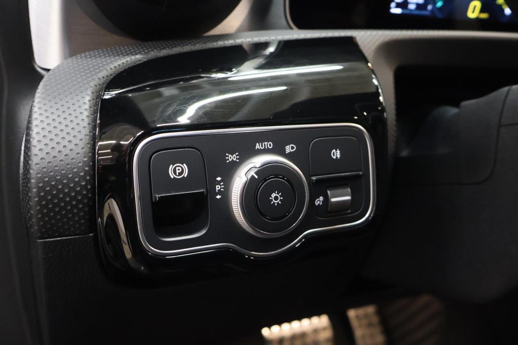 MERCEDES-BENZ A 2020