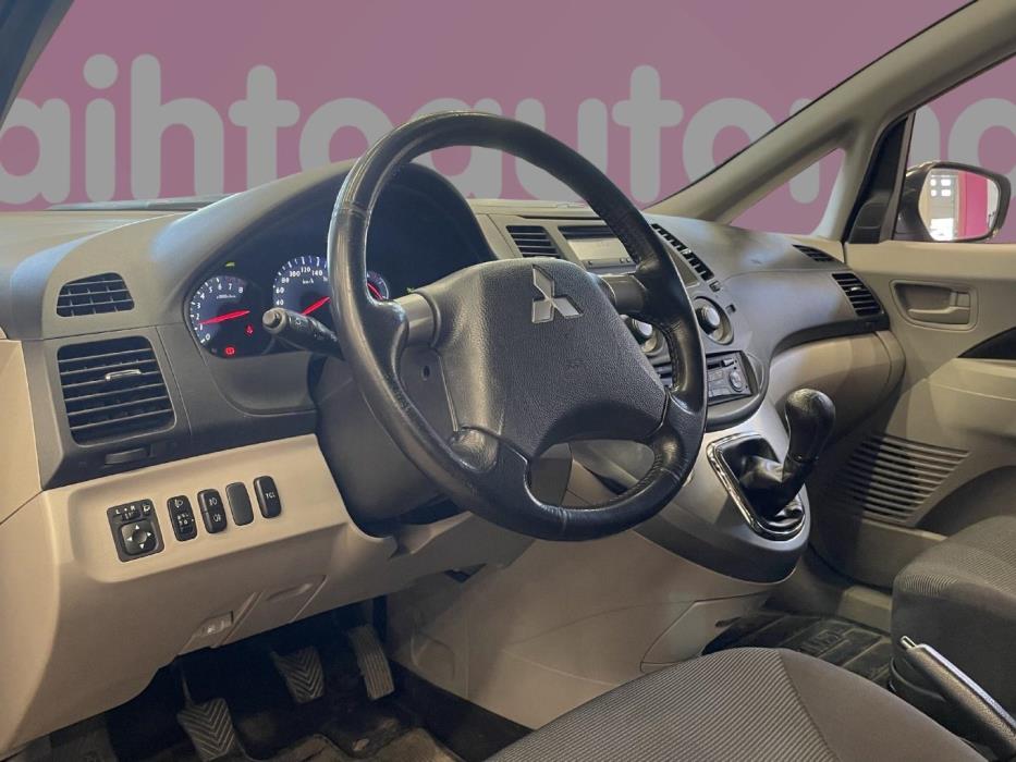 MITSUBISHI Grandis 2006