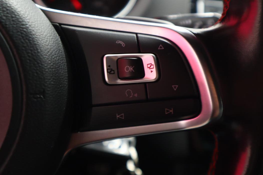 VOLKSWAGEN Polo 2016