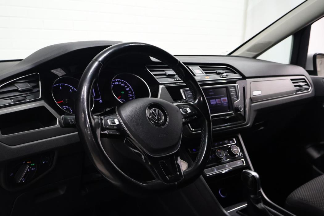 VOLKSWAGEN Touran 2017