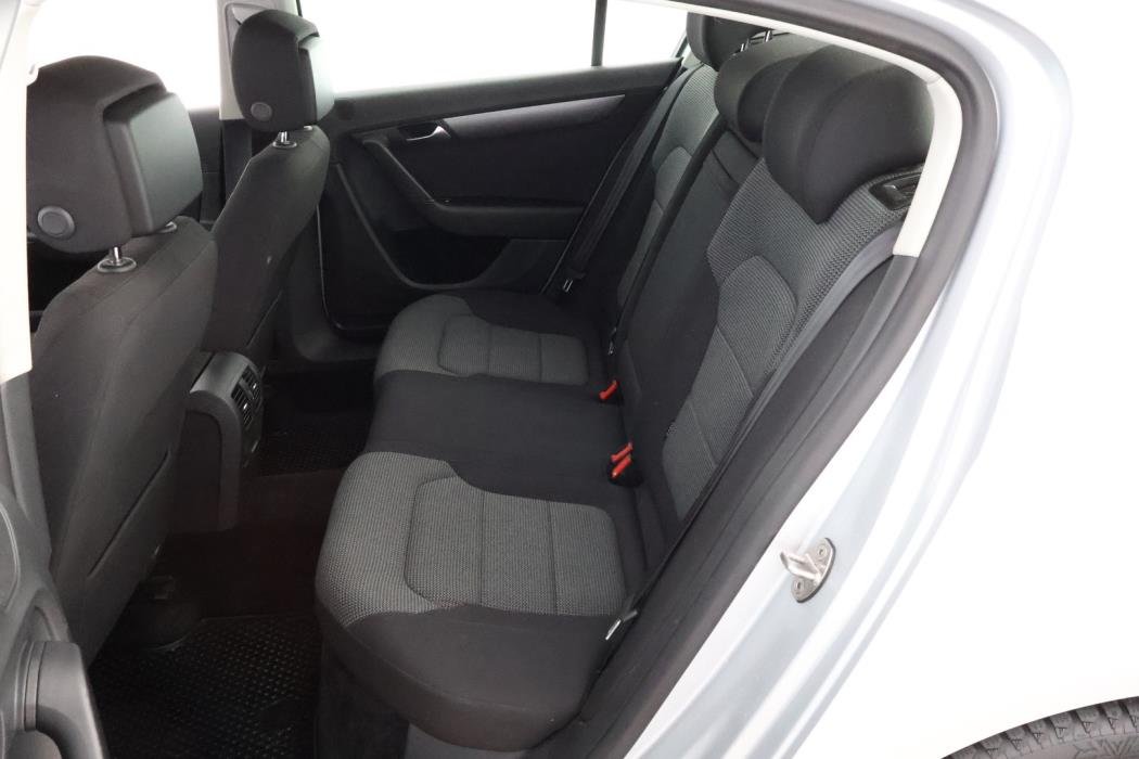 VOLKSWAGEN Passat 2012