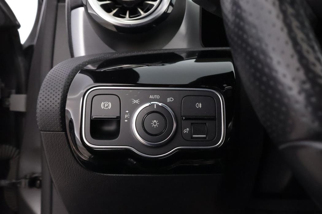 MERCEDES-BENZ A 2021