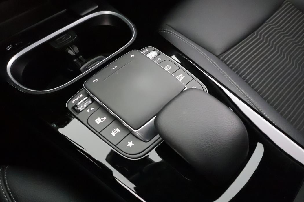 MERCEDES-BENZ A 2022