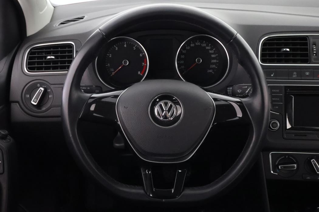 VOLKSWAGEN Polo 2016
