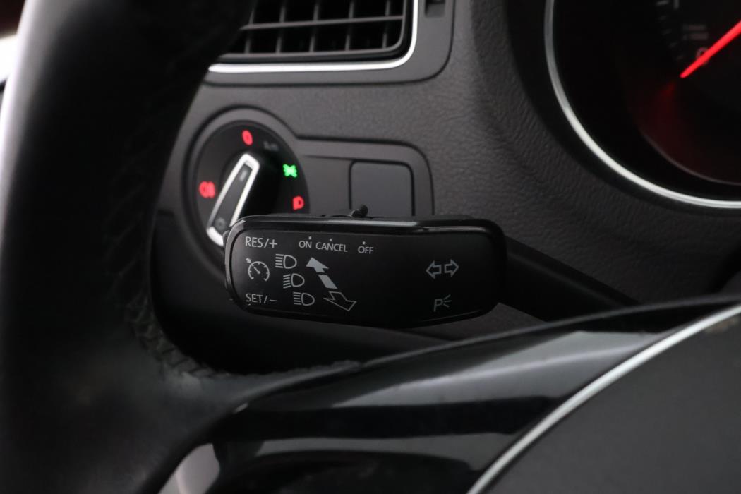 VOLKSWAGEN Polo 2016