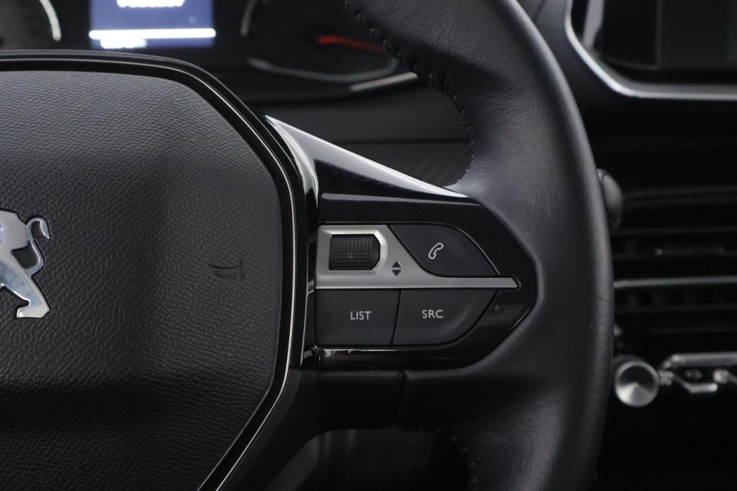 PEUGEOT 208 2021