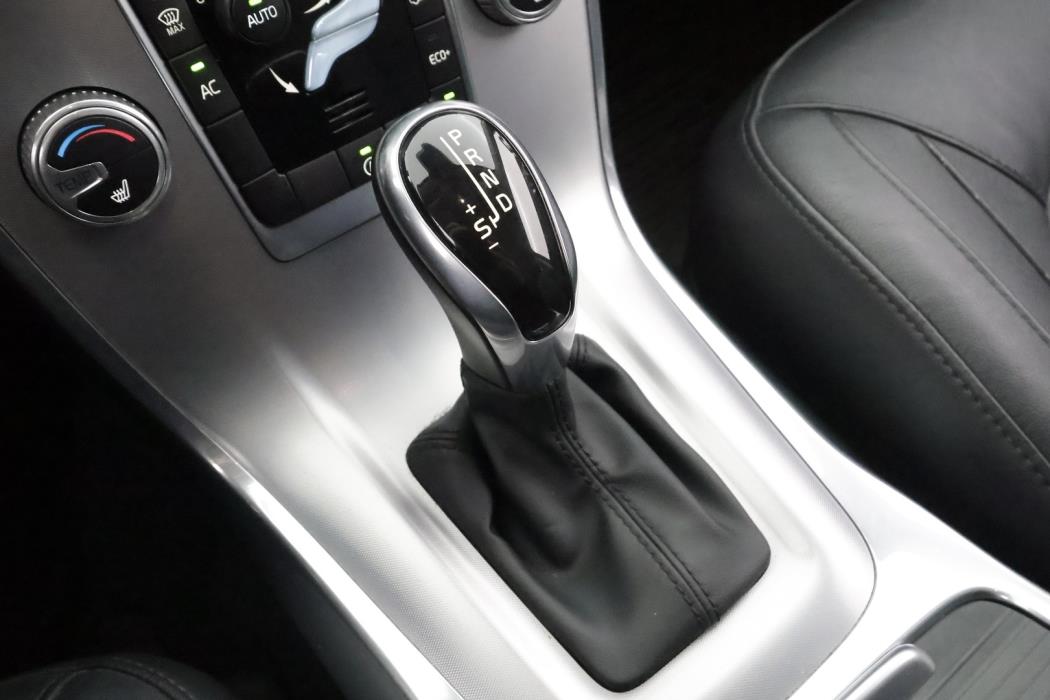 VOLVO V70 2015