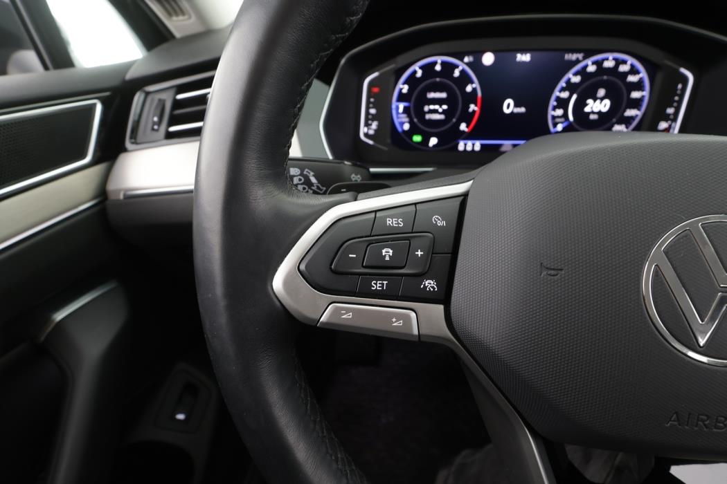 VOLKSWAGEN Passat 2022