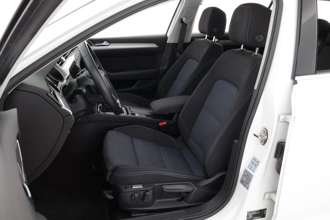 VOLKSWAGEN Passat 2022