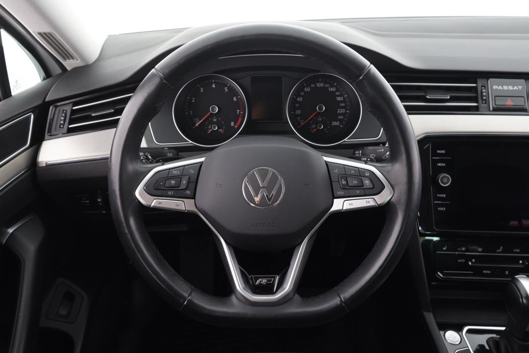 VOLKSWAGEN Passat 2022