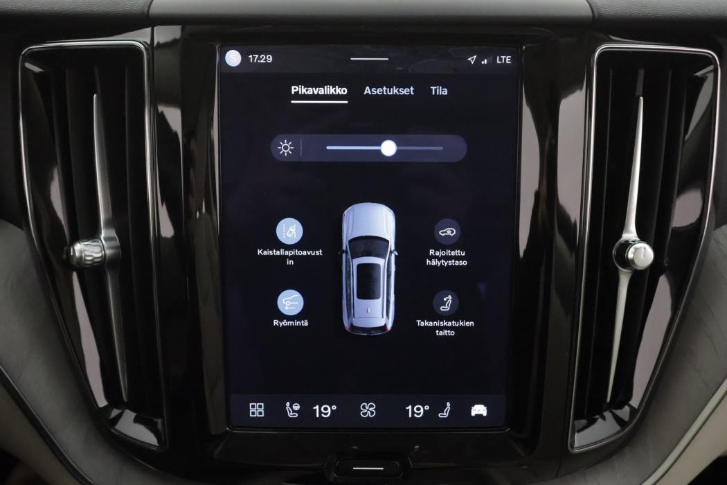 VOLVO XC60 2023
